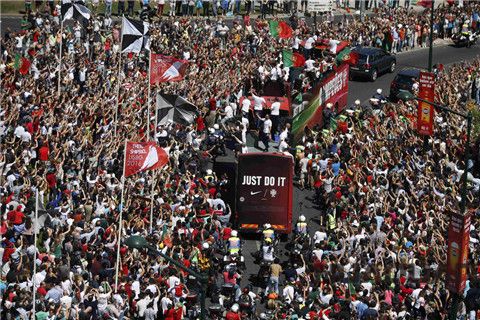  葡萄牙凱旋，萬人空巷