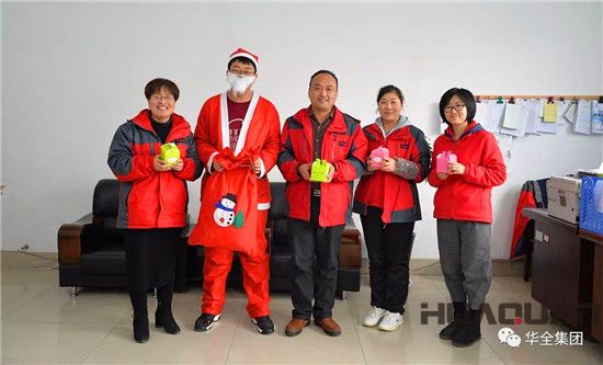 華全動(dòng)力的圣誕老人與大家合影