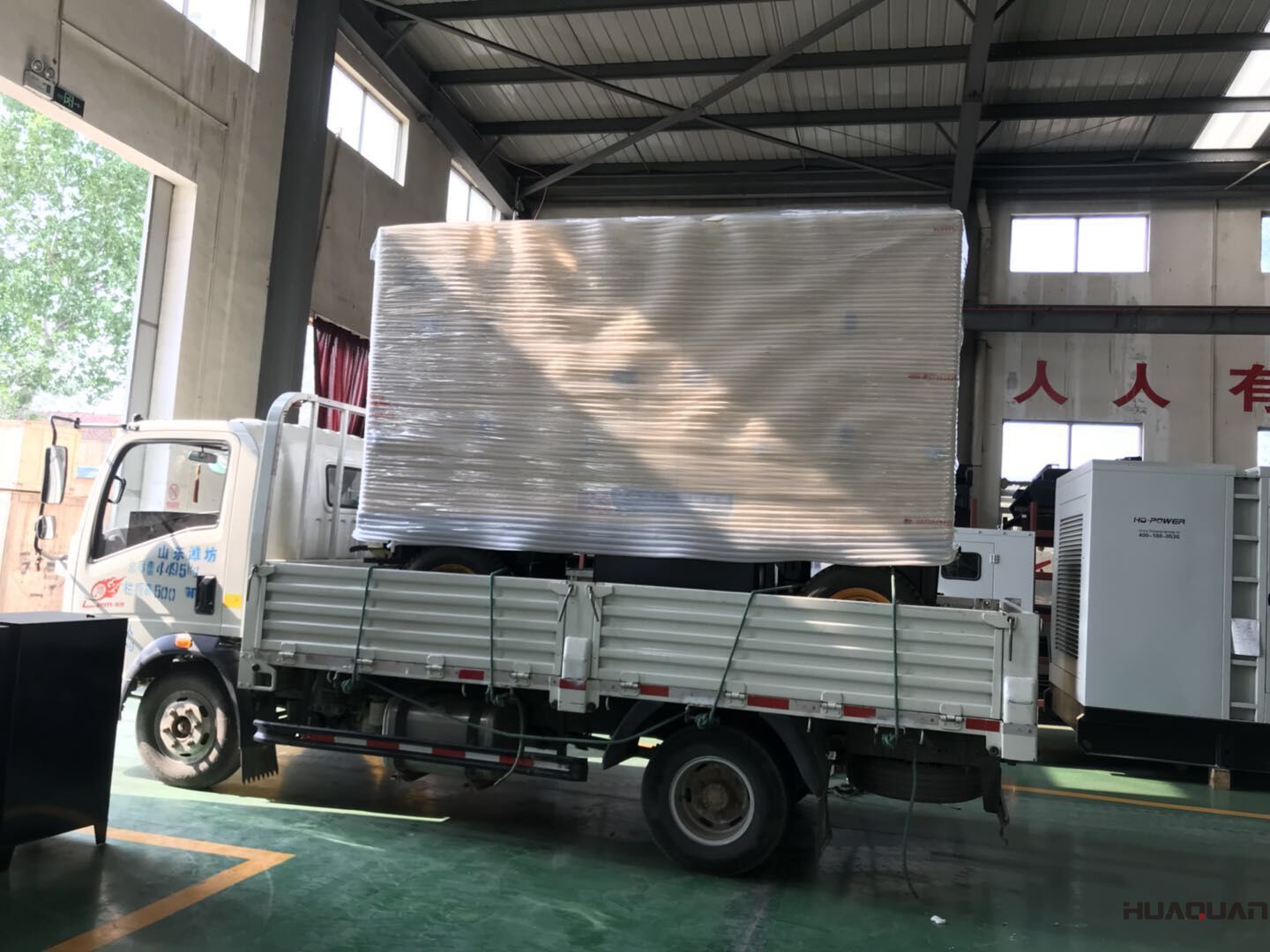 8月16日，一臺(tái)300kw靜音箱柴油發(fā)電機(jī)組從華全動(dòng)力成功發(fā)往山東
