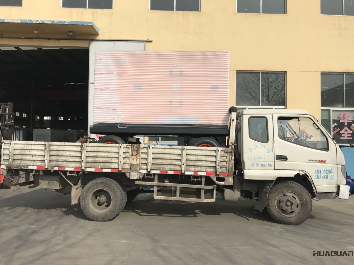 8月7日，一臺200kw防雨棚柴油發(fā)電機(jī)組從華全動力成功發(fā)往山東省