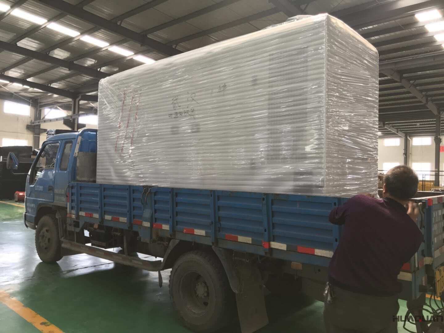 一臺200kw靜音箱型柴油發(fā)電機組于9月11日發(fā)往湖北