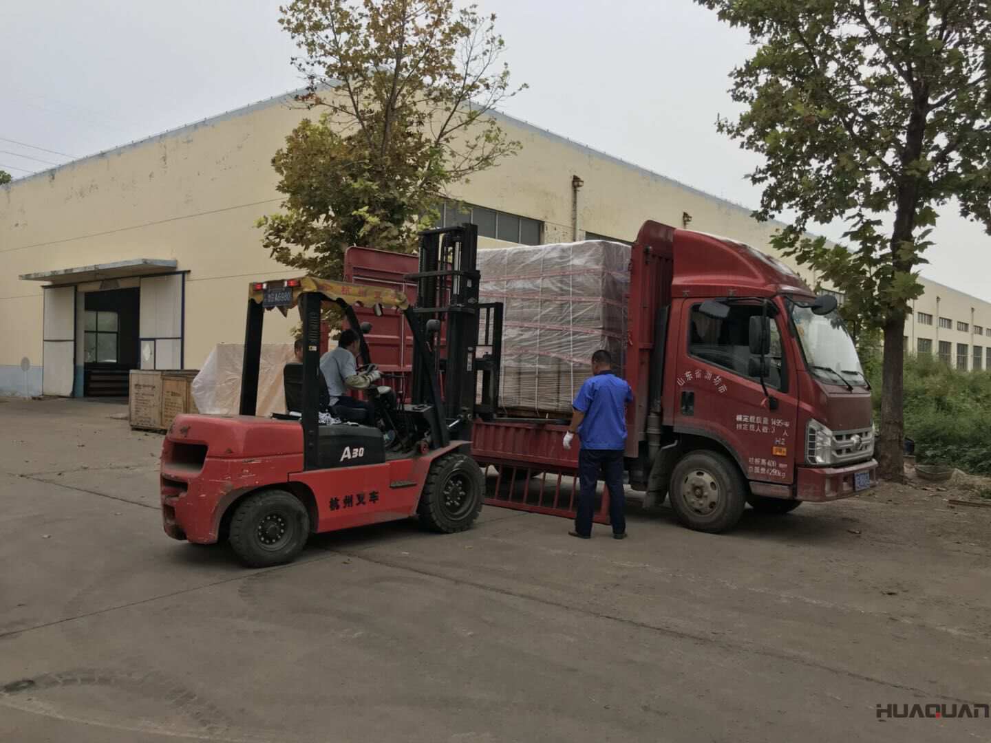 9月29日一臺100kw防雨棚型柴油發(fā)電機組已發(fā)往山東