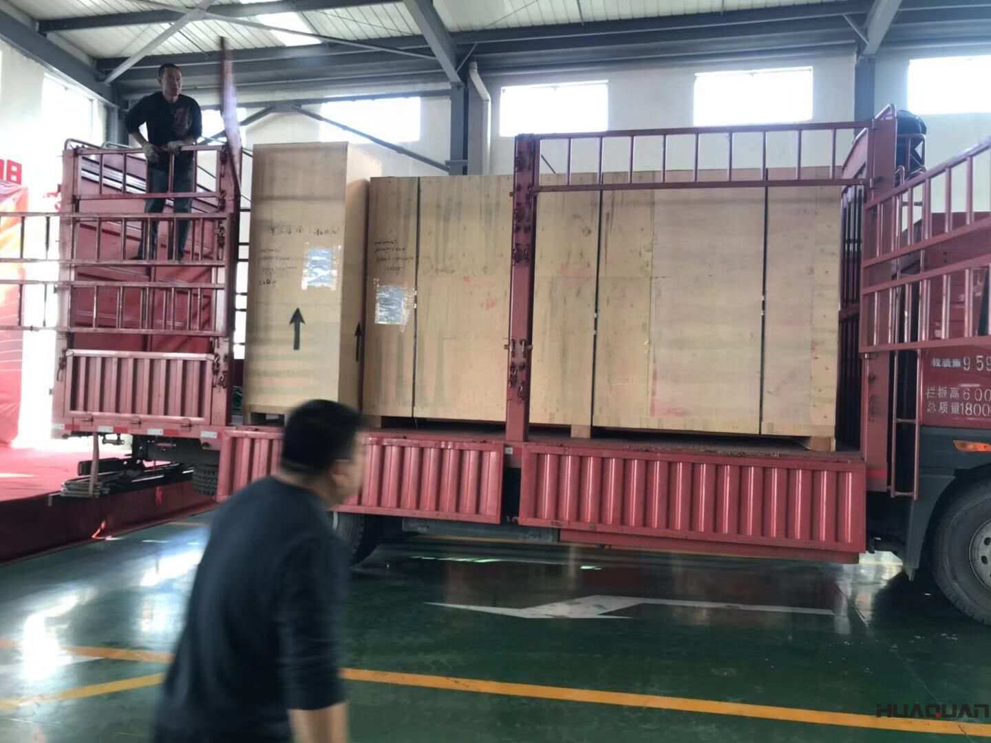 張先生從華全訂制的300kw標(biāo)配柴油發(fā)電機組已于10月18日順利發(fā)往山東濱州