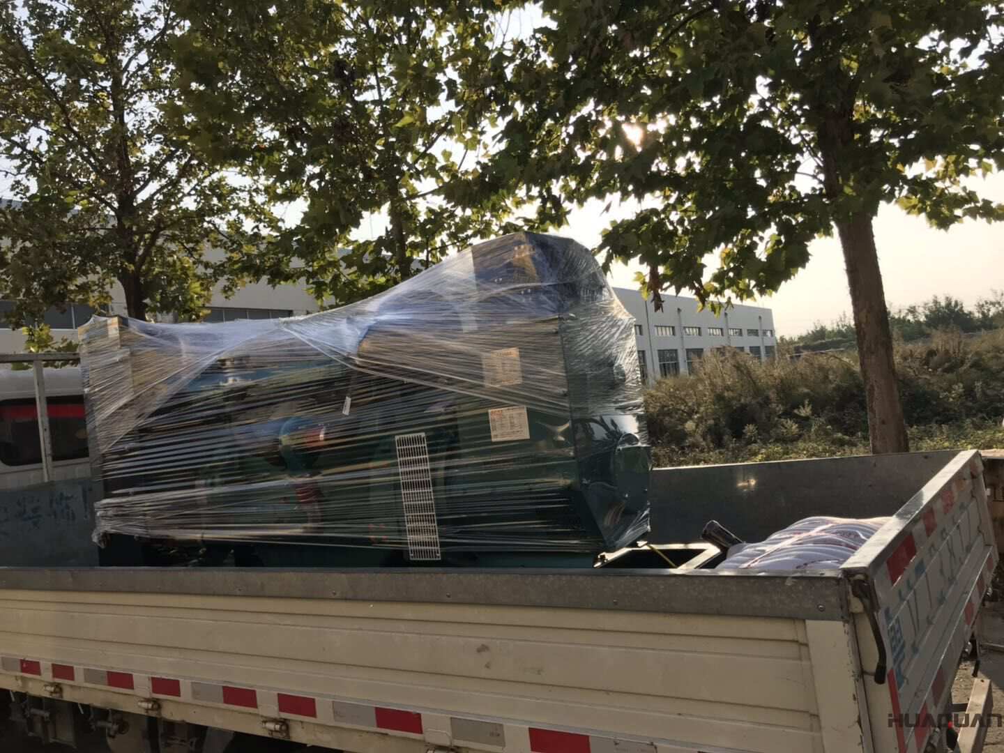 10月18日，一臺100kw移動拖車柴油發(fā)電機組從華全動力順利發(fā)貨