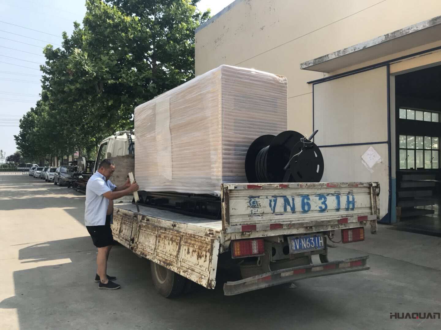 一臺30kw靜音箱柴油發(fā)電機組于10月21日從華全動力順利發(fā)往“天府之國”四川