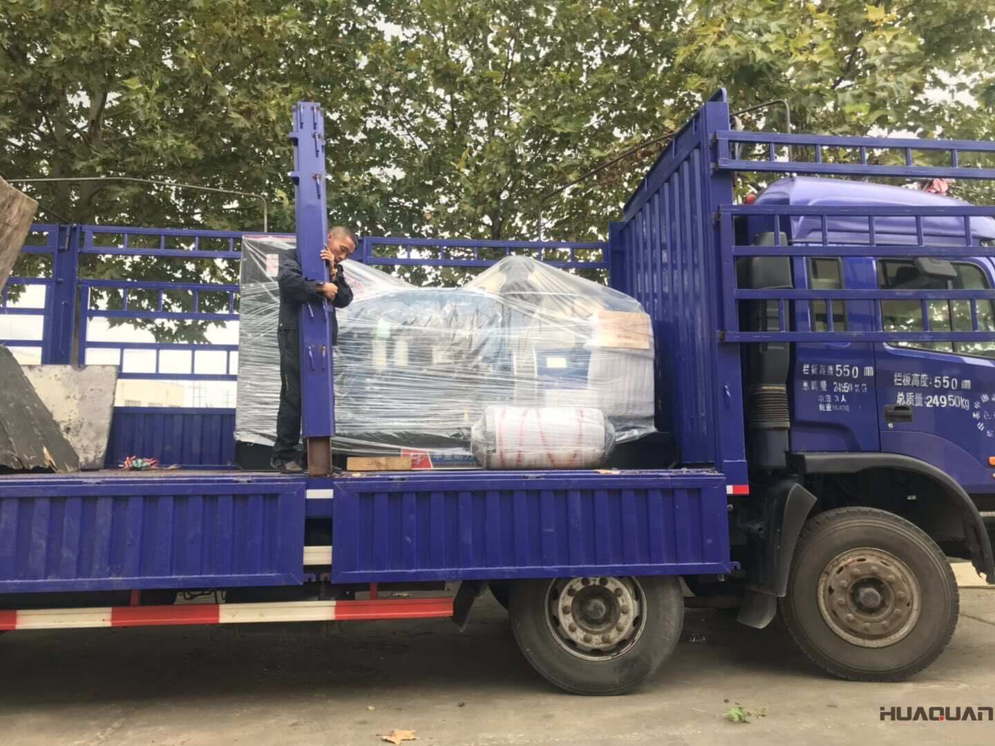 遼寧岳先生10月25日從華全動(dòng)力訂購(gòu)了一臺(tái)300kw底座油箱立柜四保護(hù)柴油發(fā)電機(jī)組，現(xiàn)已順利發(fā)往目的地