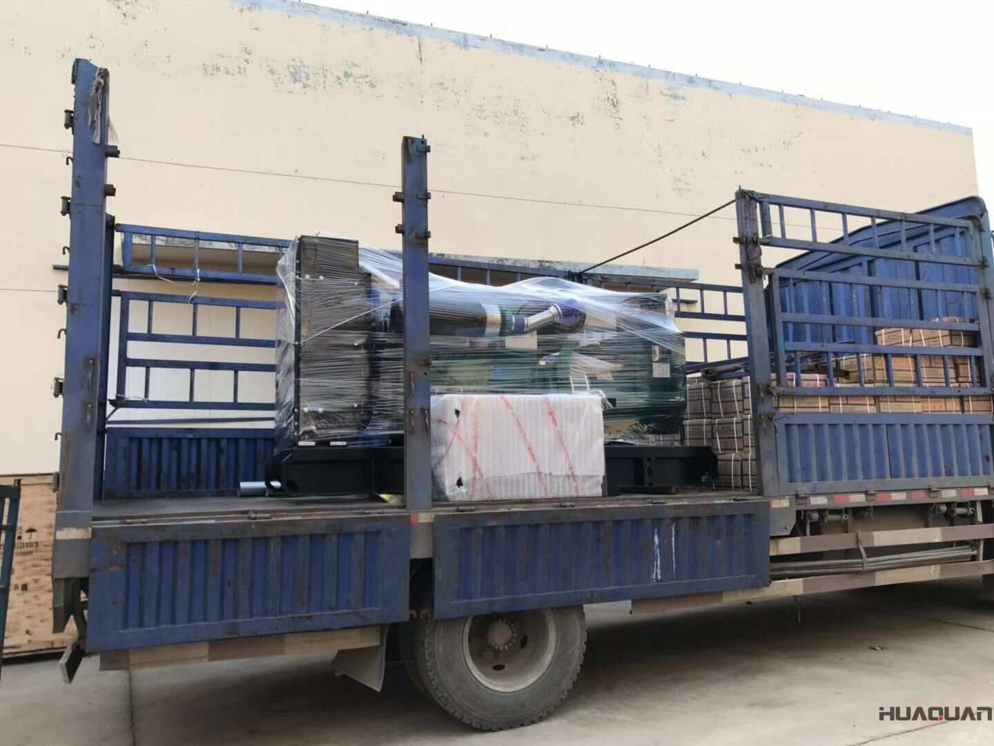 趙先生從華全動力采購的一臺200kw標配柴油發(fā)電機組于11月9日成功發(fā)往四川