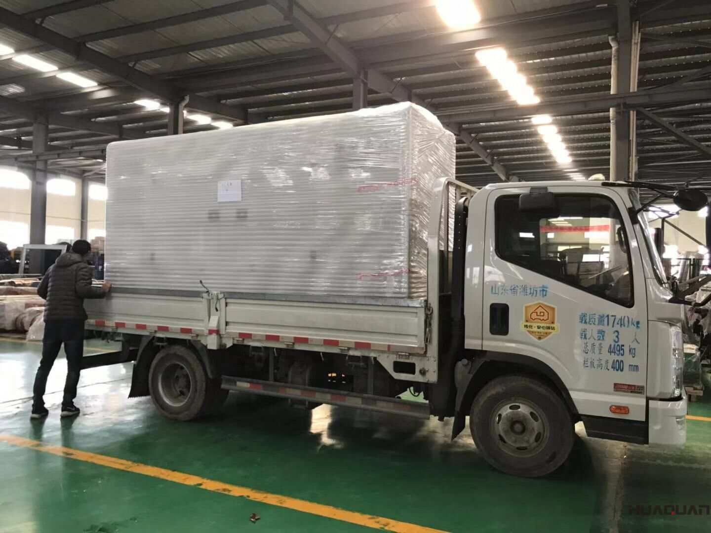 11月10日，于先生從華全動力訂購的一臺500kw移動靜音拖車柴油發(fā)電機組已經(jīng)順利發(fā)往山東省