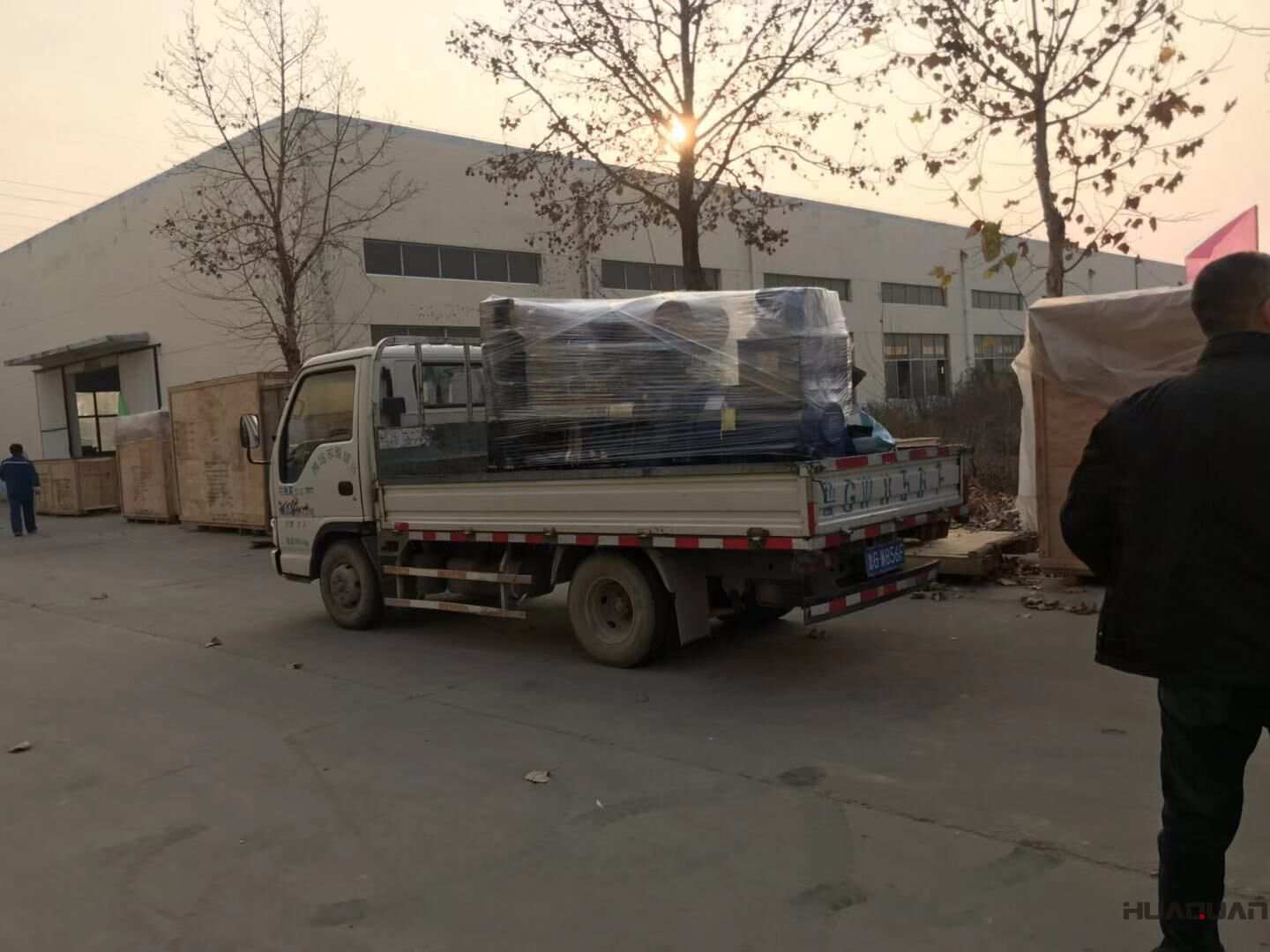 薛先生從華全動力訂購的120kw和150kw標配柴油發(fā)電機組已于11月25日成功發(fā)往福建省