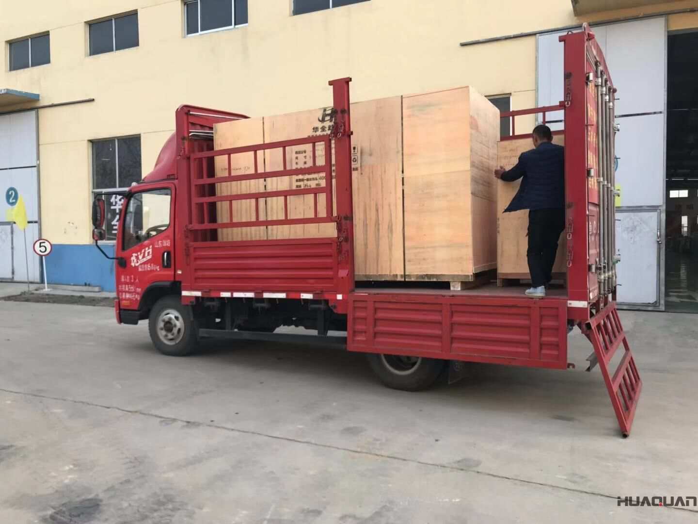 黃先生從華全動力訂購的250kw自動化柴油發(fā)電機組已于11月28日順利發(fā)往廣西