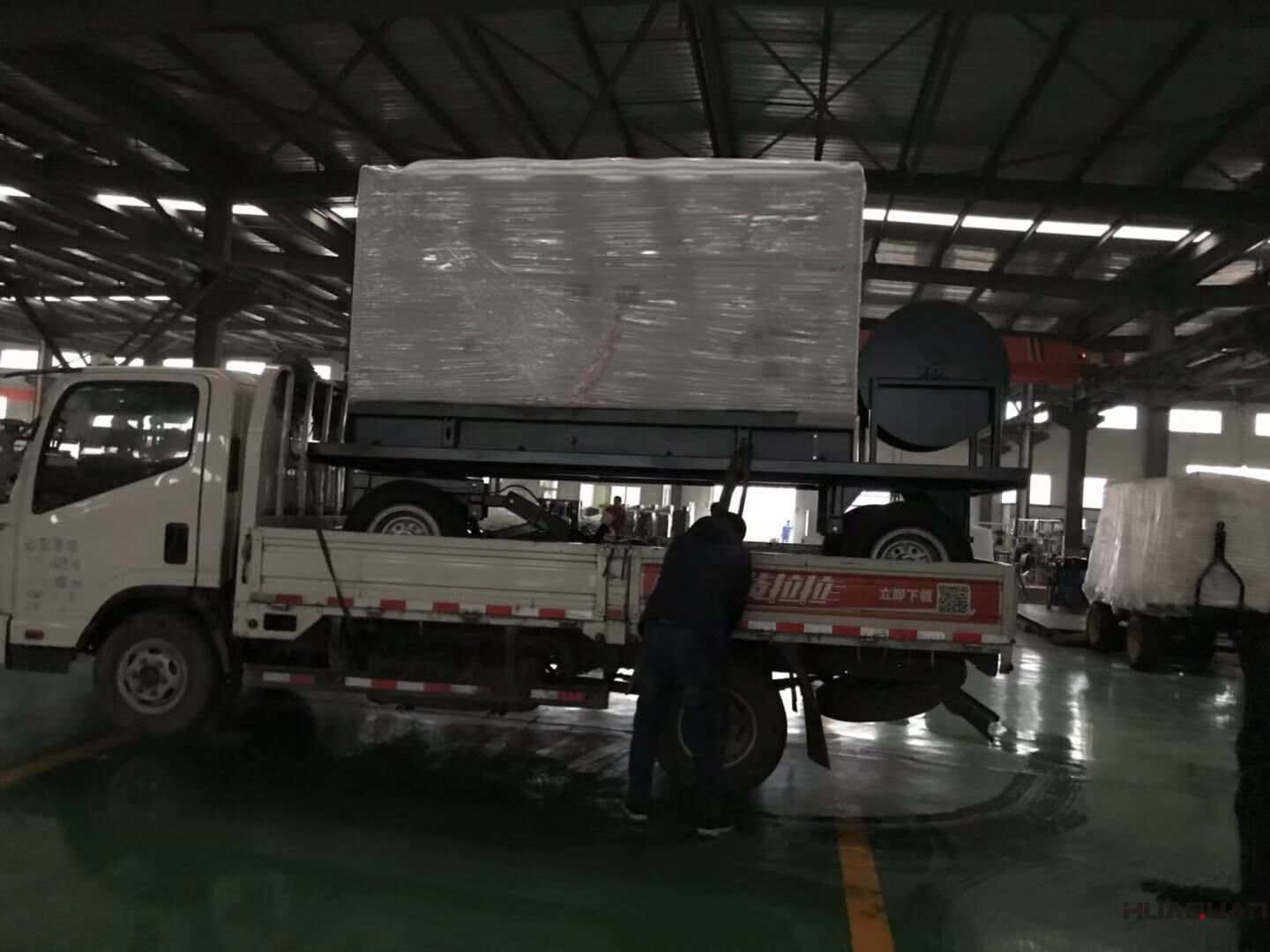 11月28日，葉先生從華全動(dòng)力訂購(gòu)的一臺(tái)120kw移動(dòng)靜音拖車柴油發(fā)電機(jī)組現(xiàn)已成功發(fā)往遼寧省