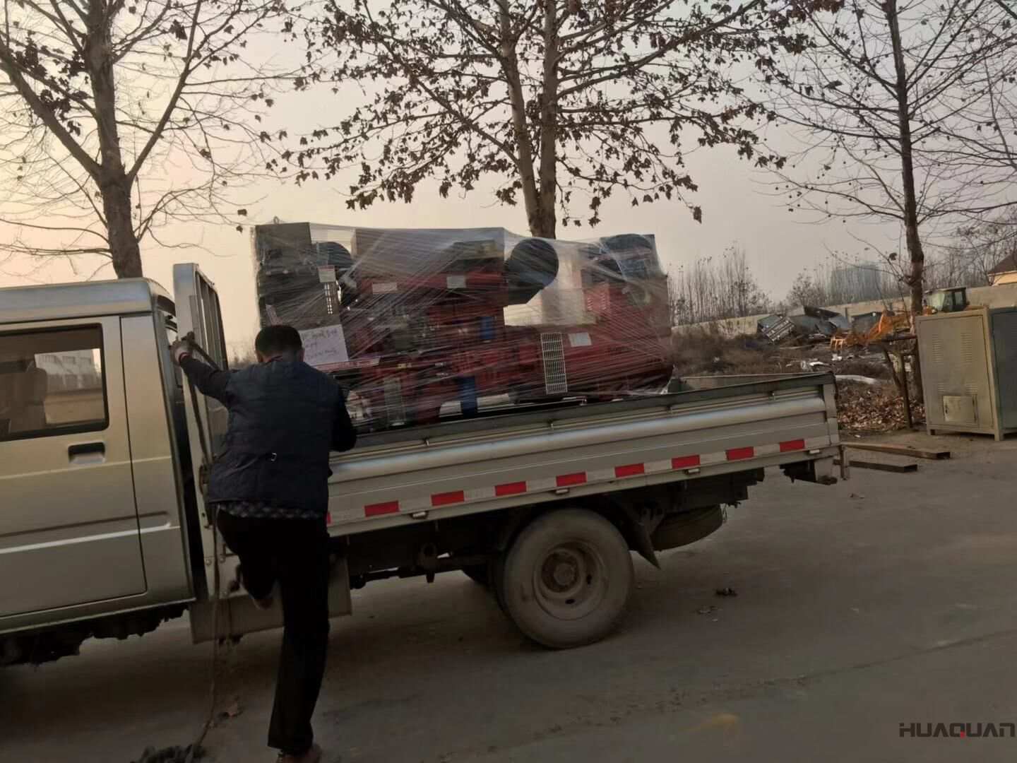 11月30日，張先生從華全動(dòng)力訂購(gòu)的一臺(tái)120kw自動(dòng)化柴油發(fā)電機(jī)組現(xiàn)已成功發(fā)往山東省