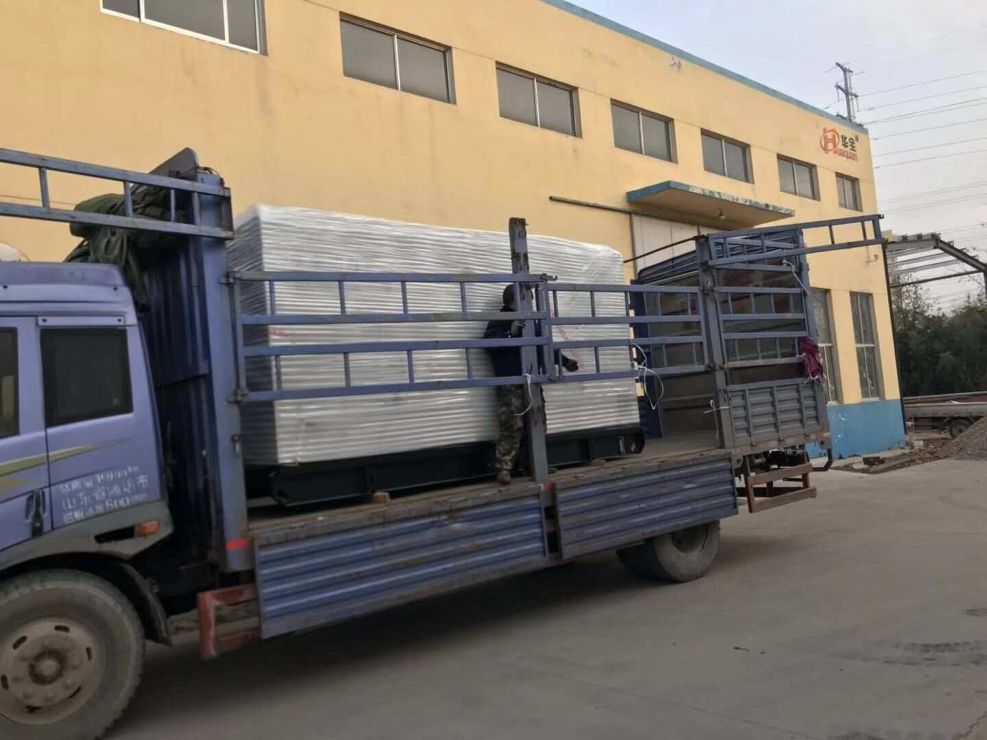 聶先生從華全動(dòng)力采購(gòu)的300kw靜音箱柴油發(fā)電機(jī)組于12月22日順利發(fā)往湖北省