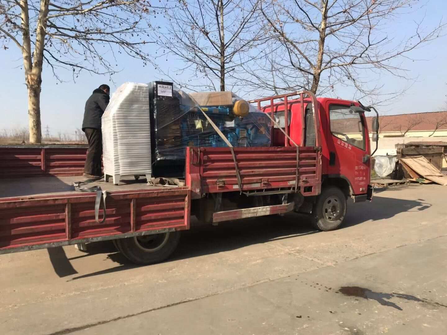 1月5日，云南省胡先生從華全動(dòng)力采購(gòu)的一臺(tái)100kw自動(dòng)化柴油發(fā)電機(jī)組已經(jīng)順利發(fā)往目的地