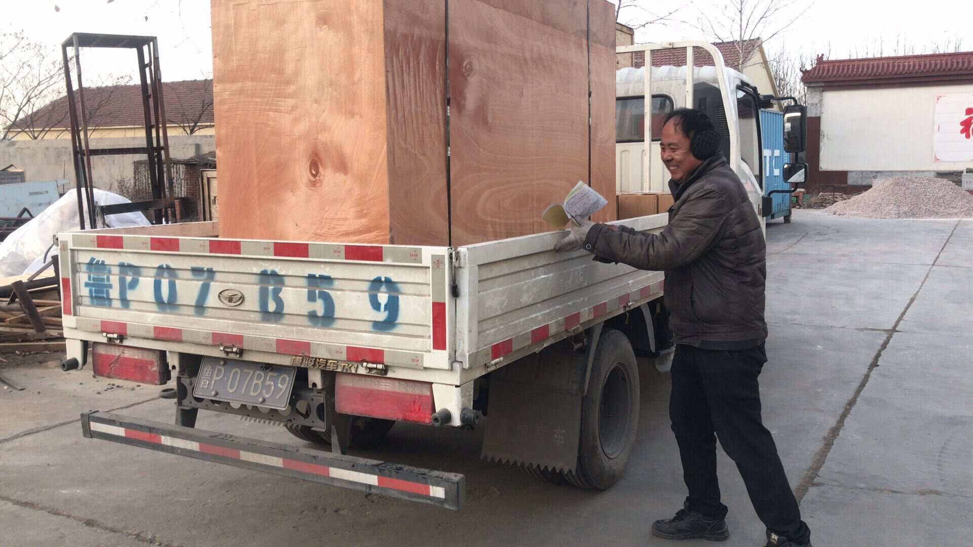 1月12日，湖北省李先生從華全動(dòng)力采購(gòu)的80kw移動(dòng)靜音升降燈順利發(fā)往目的地