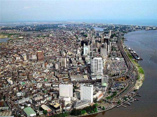 在尼日利亞，一臺發(fā)電機(jī)組，“電”亮一座城