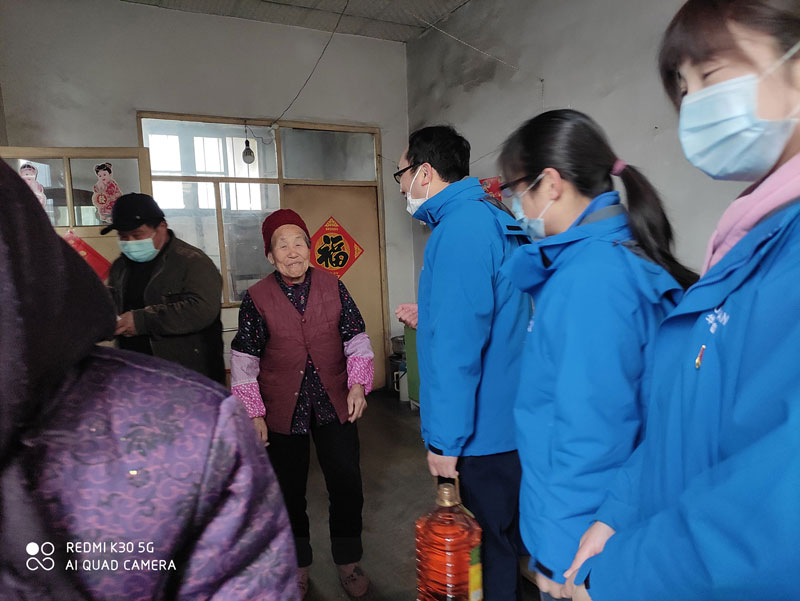 華全動力黨支部一行向困難群眾送去花生油、大米和美酒禮盒等禮品