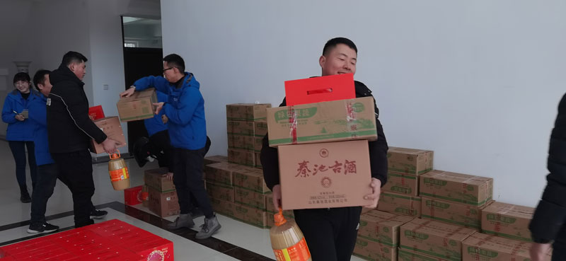 華全集團(tuán)員工領(lǐng)取春節(jié)福利