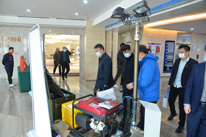 濰坊市領(lǐng)導(dǎo)蒞臨華全動(dòng)力展位參觀考察發(fā)電機(jī)組、儲能電源和水泵機(jī)組
