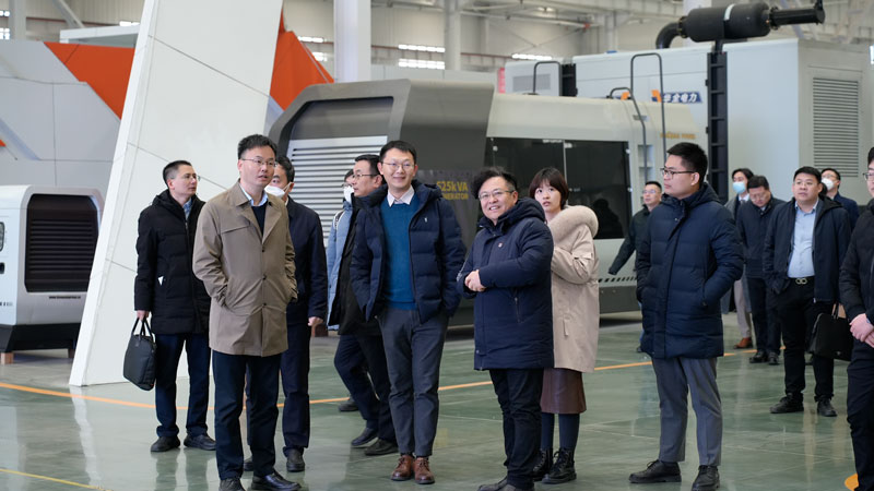 華全集團(tuán)董事長(zhǎng)趙立增為中國(guó)東方資產(chǎn)管理股份有限公司領(lǐng)導(dǎo)講解